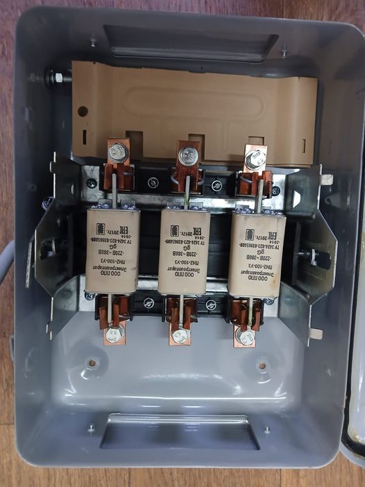 изображен силовой ящик с предохранителями (