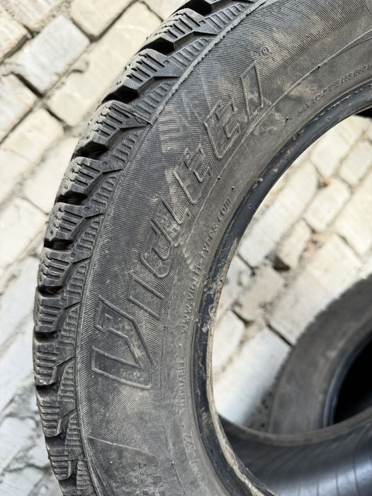 Продам две шины R15 зима