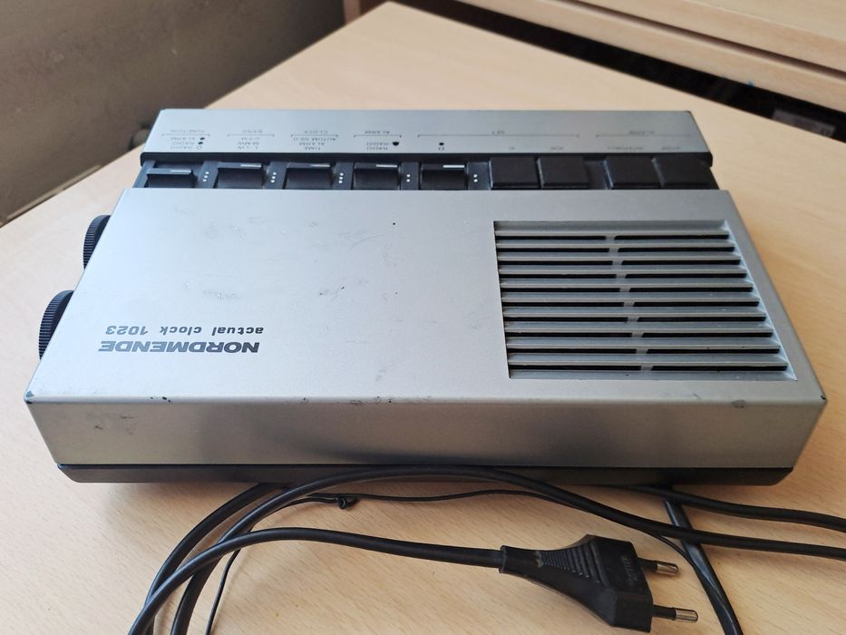 Винтидж радио NORMENDE actual clock 1023, Germany