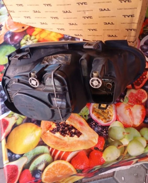 Vând far  dreapta golf 4 în stare foarte bună