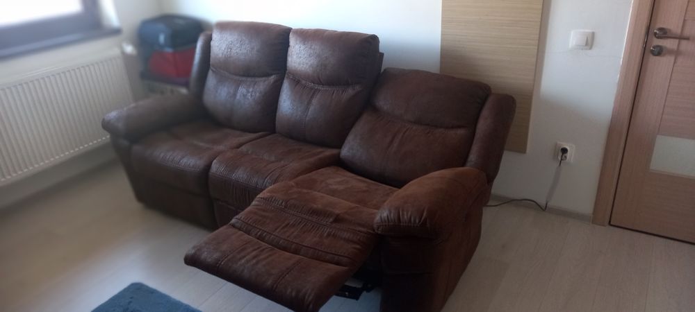 Vând canapea cu 3 locuri și doua reclinere electrice