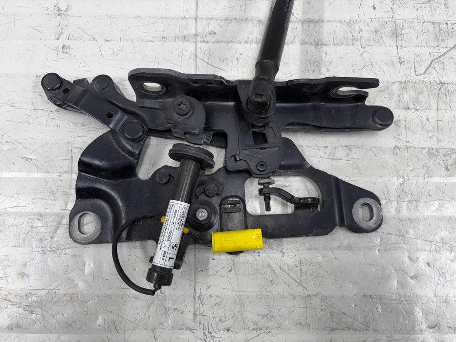 Панта с пиропатрон преден капак БМВ Ф10 Ф11 Ф06 Ф12 Ф13 Ф01 Ф02 Z4 Е89