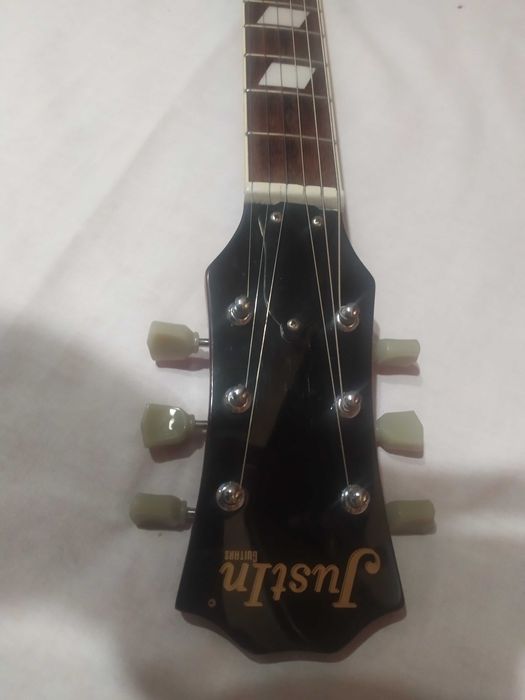 Продавам соло китара "SG Justin"