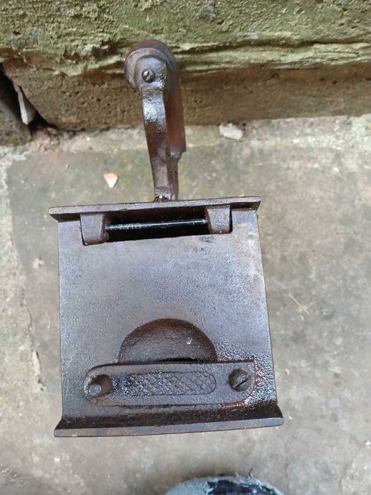 Стара ютия на жар