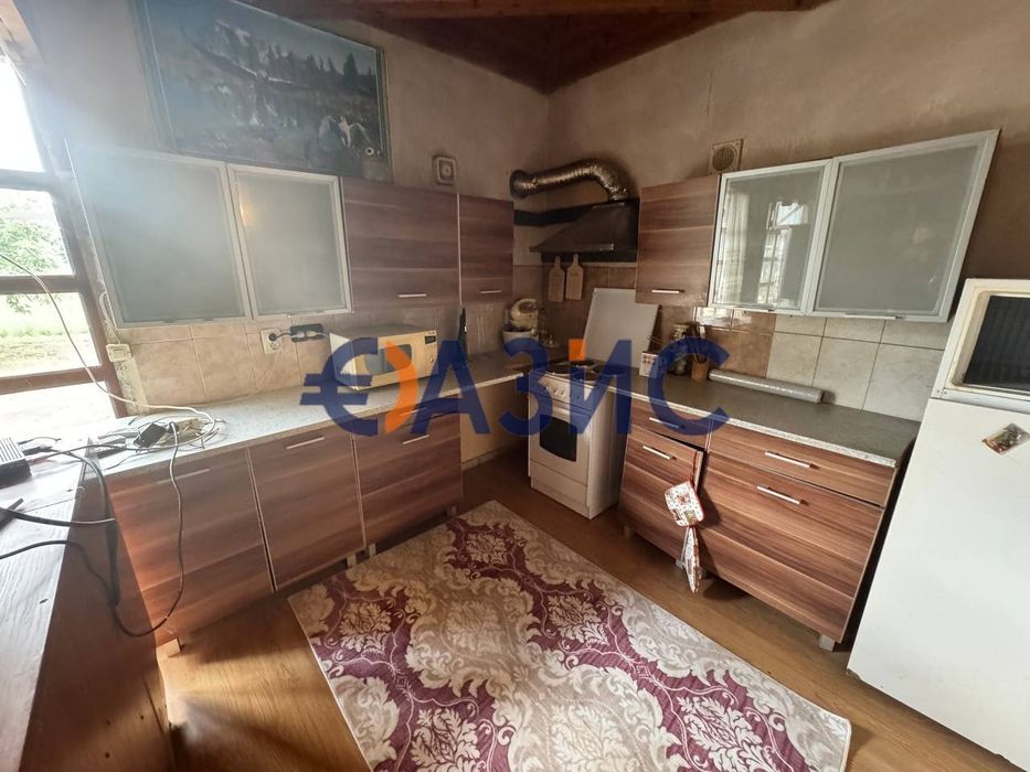 Многостайна къща с басейн в с. Просеник, Общ. Руен, обл. Бургас,