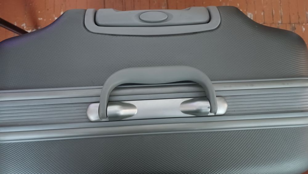 Продаю чемодан большого размера