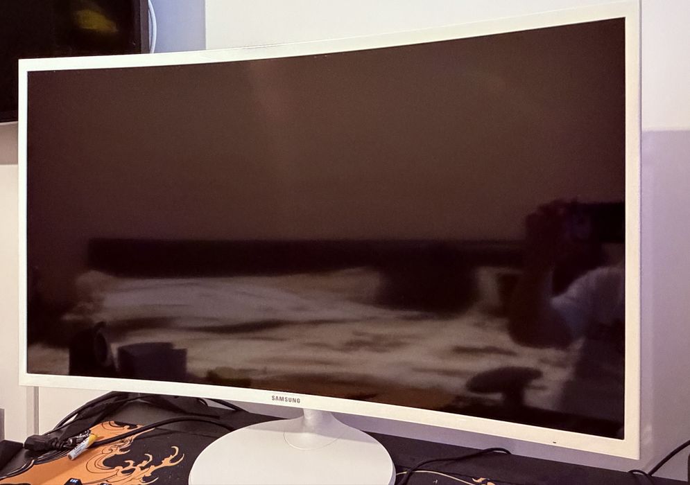 Vand Monitor Curbat Samsung 32’’