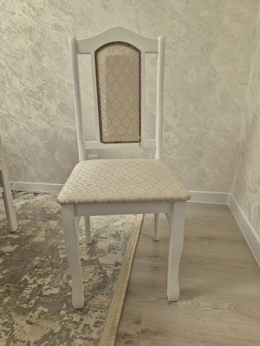Стол и стулья продам