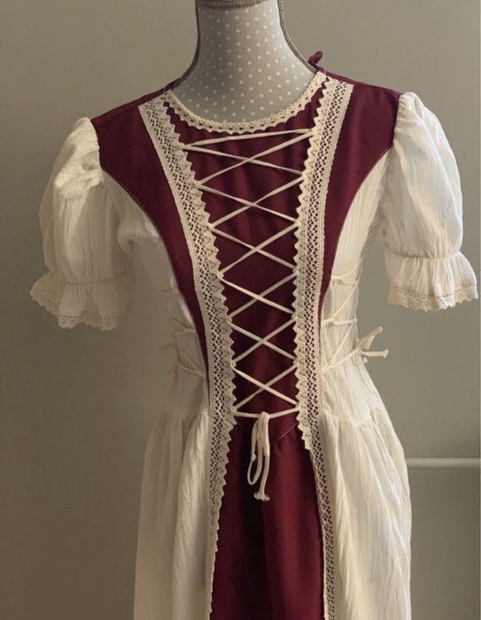 Rochie din in NOUA pentru o domnita trasa prin inel