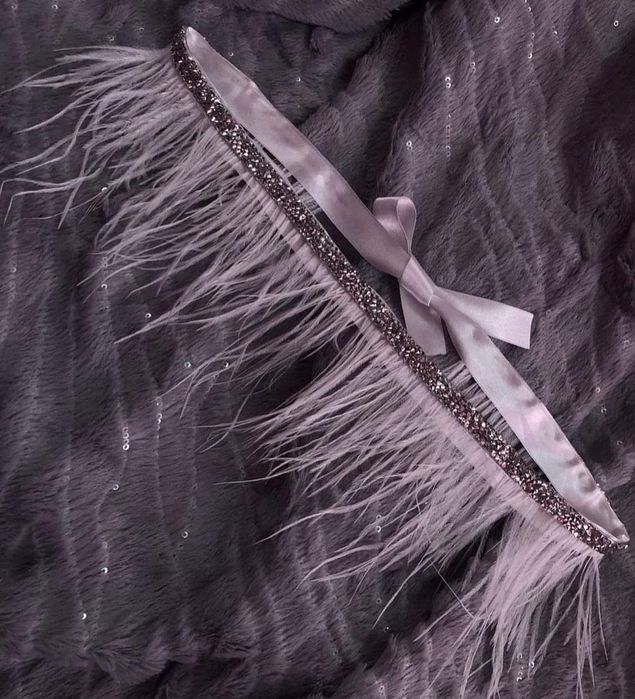 Колани с пера и камъни