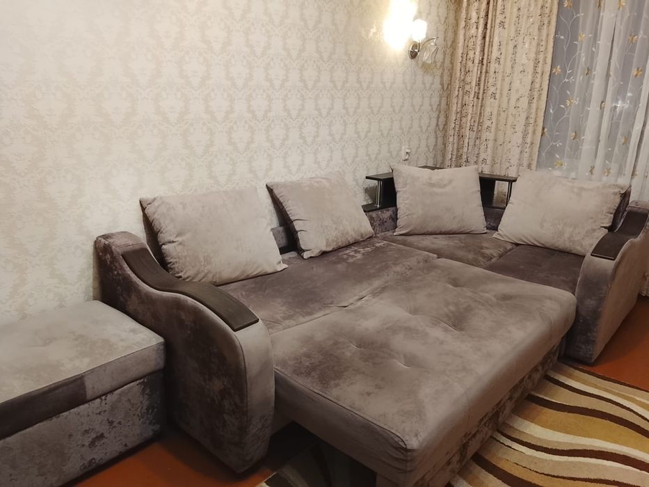 Продам угловой диван с пуфиком