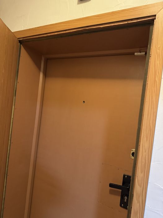 Шест интериорни и една външна метална врата