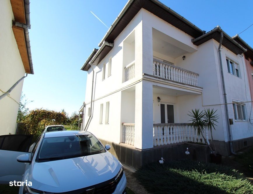 Vând casă P+E+Pod în Hațeg, teren 700 mp, garaj, filigorie...