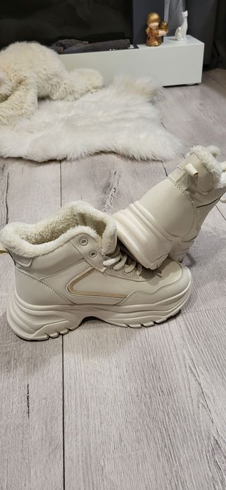 Papuci noi fără etichetă