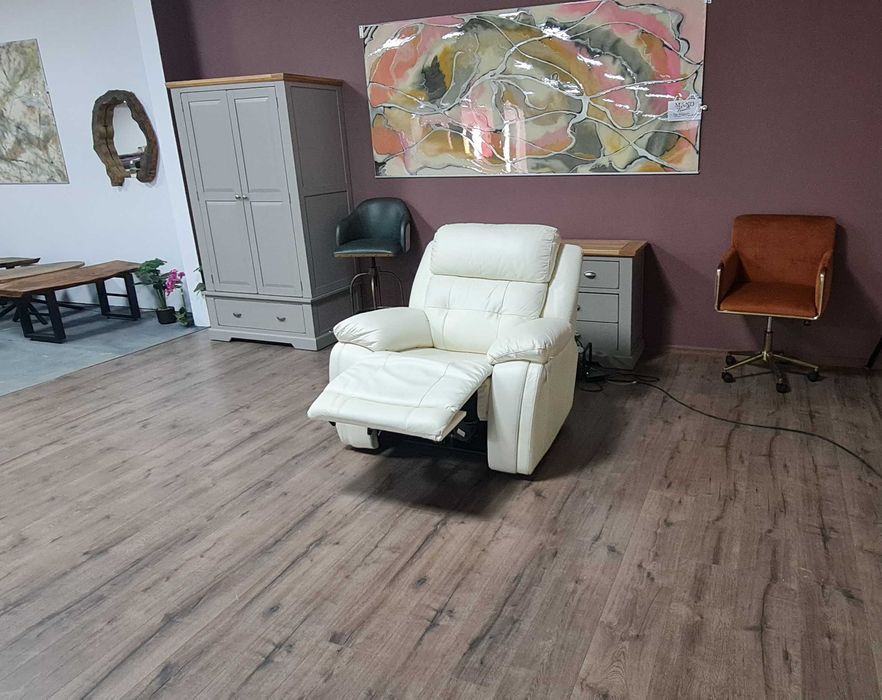 Бял кожен фотьойл La-z-boy с електрически релаксиращ механизъм