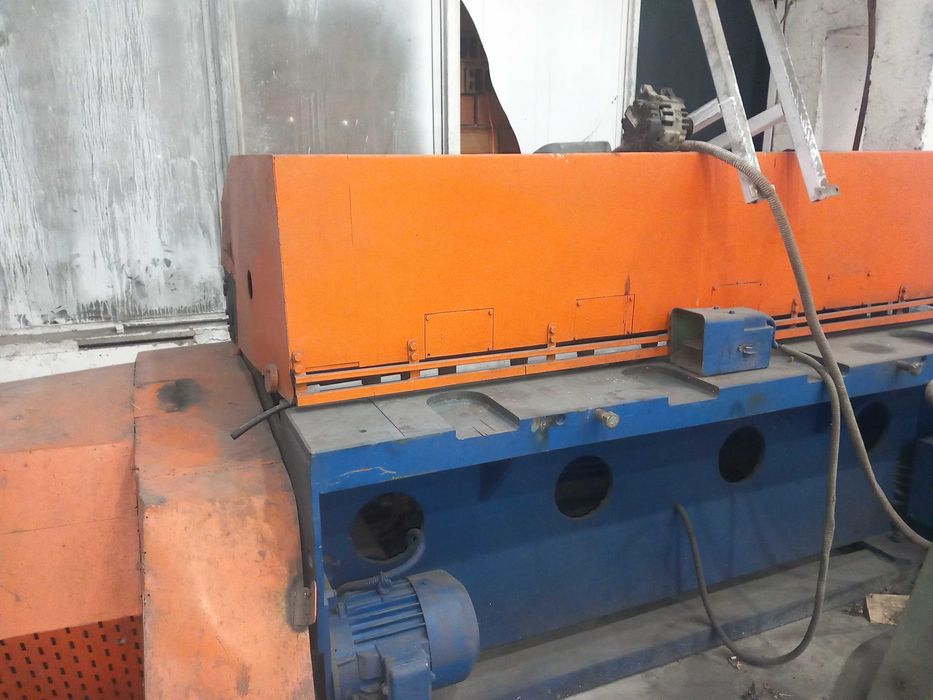 Гилотина за рязане на ламарина