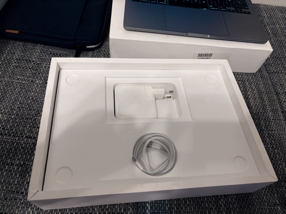 MacBook Pro 13 inch 2020 M1/8GB RAM 256 Gb