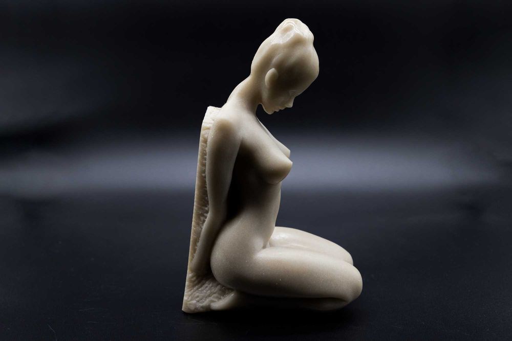 Ръчно изработена мраморна скулптура „Елиана“ – поставка за книги