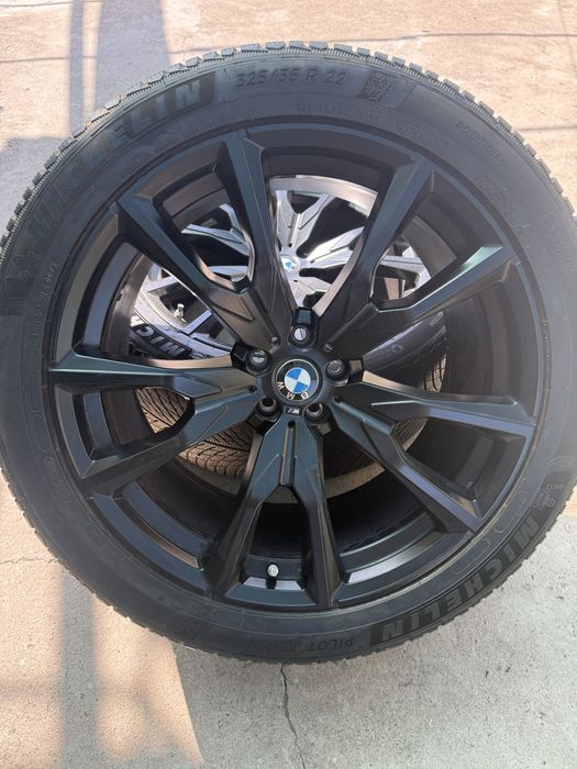 Продаётся комплект оригинальных дисков и зимних шин R22  BMW X5 45е М