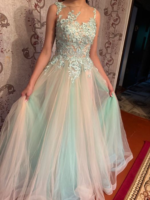 Продам платья  на выпускной вечер