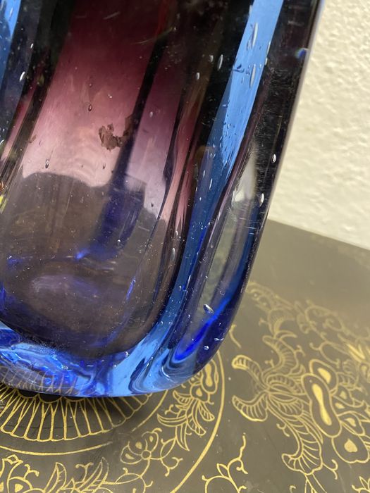 Италианска ваза от цветно стъкло с преливащи цветове