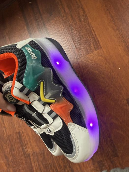 Продам кроссовки роллики