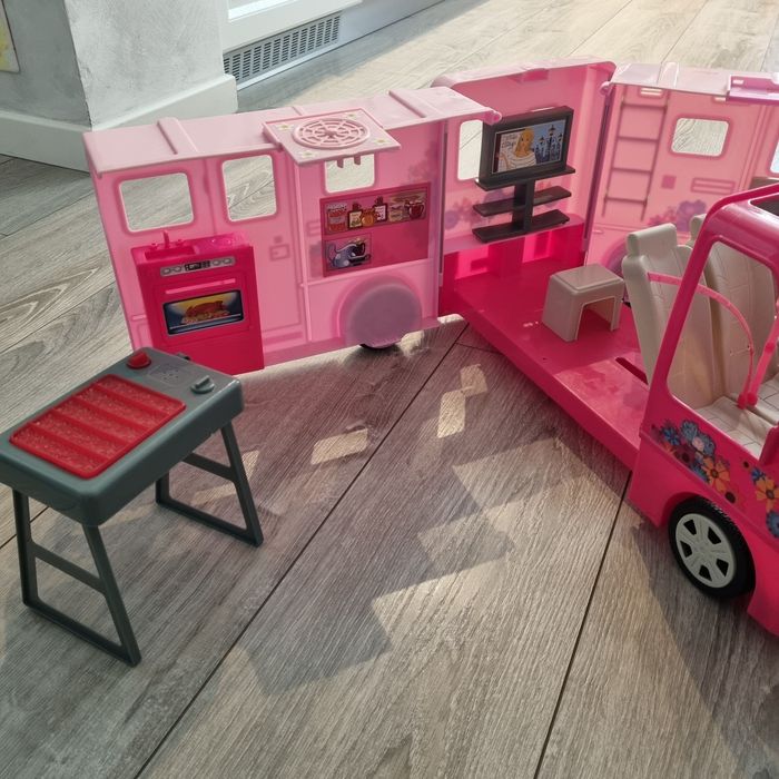 Rulotă de camping pentru păpuși  Barbie