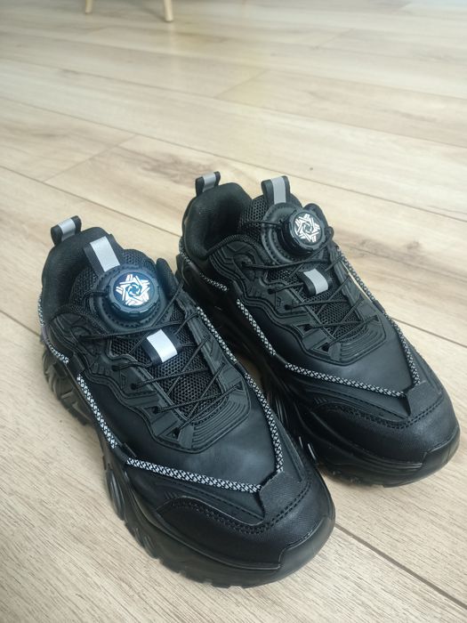 Продам кроссовки на лесках.