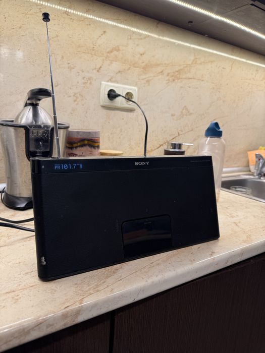 Тонколона Sony с AUX, Radio, iPod слот
