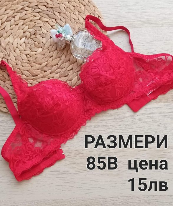 Сутиени цени и размери са написани върху всяка снимка