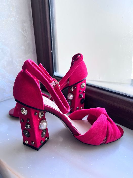 красные босоножки