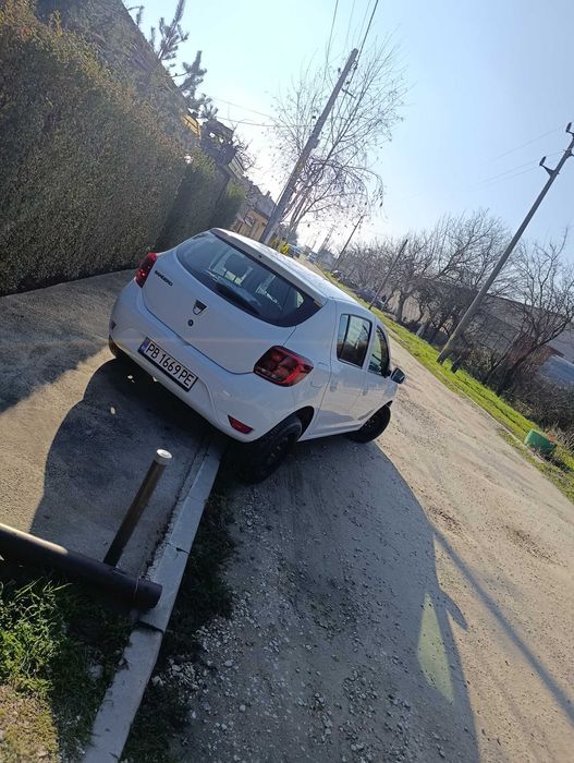 Продавам Дачия Сандеро