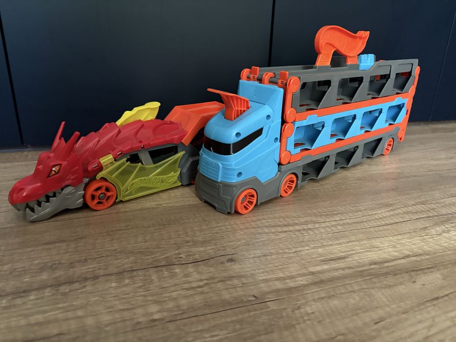 Hot wheels гараж, писта и автовоз