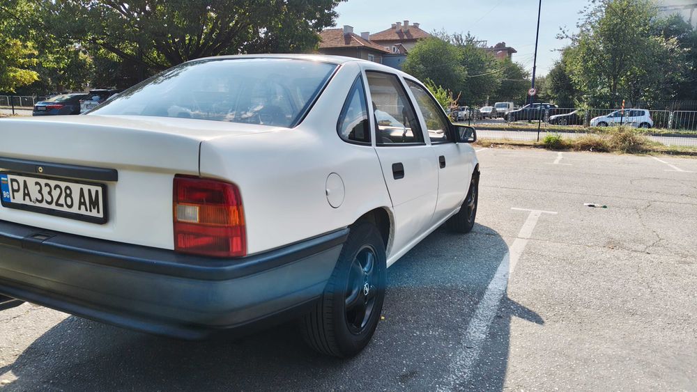 Opel Vectra A 1.6i (C16NZ) – 75 к.с. – Един собственик от 1999 г., гаражна