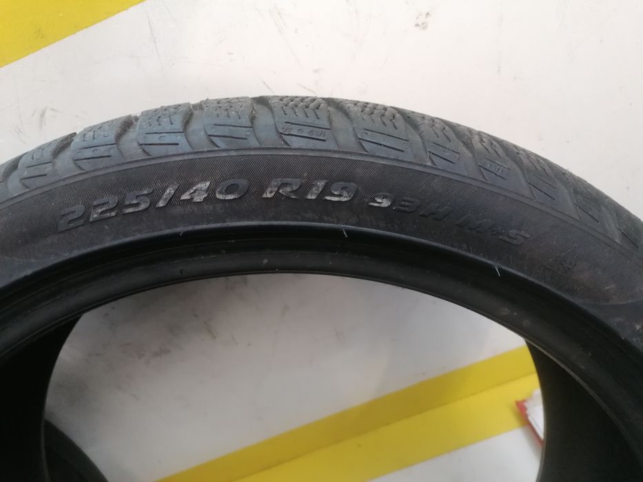 225/40/19  iarna  2*PIRELLI  93h dot 3921. 5,,56mm
