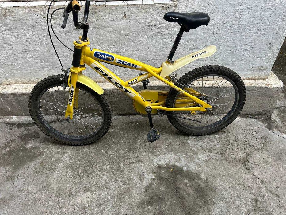 Велосипед б/у, ярко жёлтого цвета