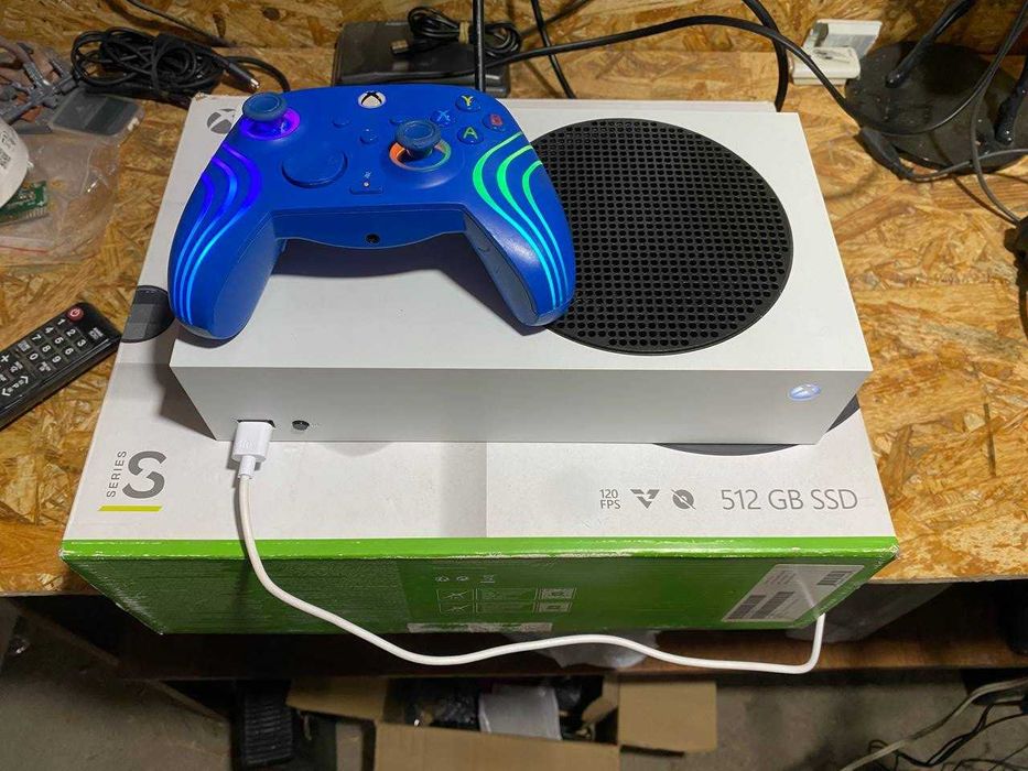 Xbox Series S (консоль забанена в Xbox Live) + 1 геймпад