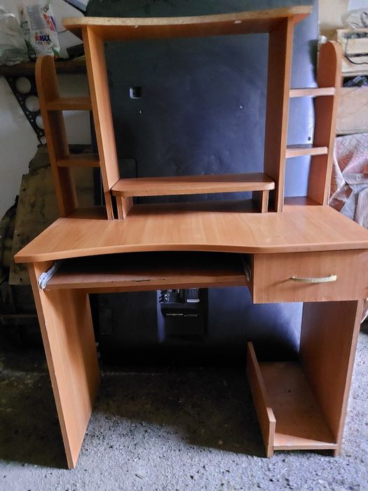 Продам компьютерный столик.