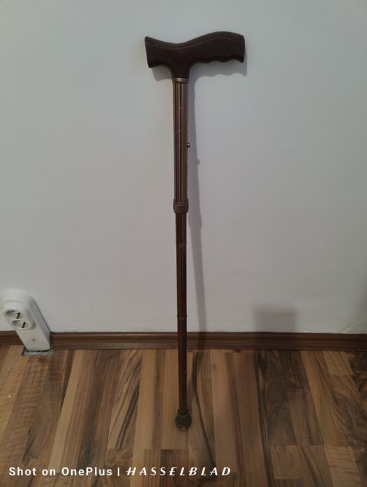 Патерици и бастун неупотребявани два броя с пластмасови подлакътници