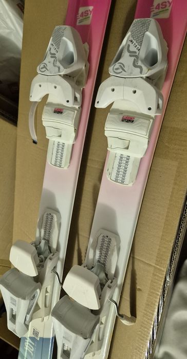 Vând schiuri fete