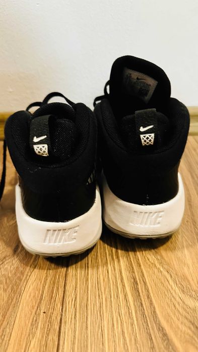 Nike Team Hustle, Baschet Copii, închidere arici, Argintiu Metalic, 39