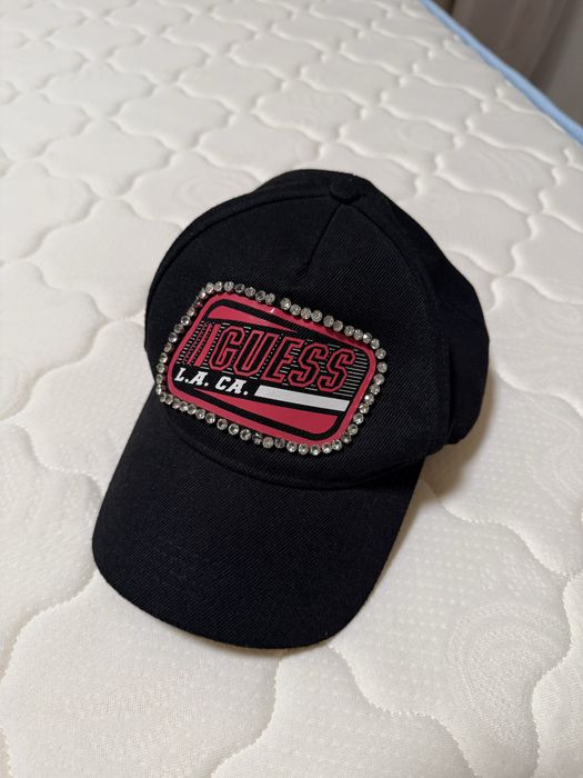 Дамска шапка Guess