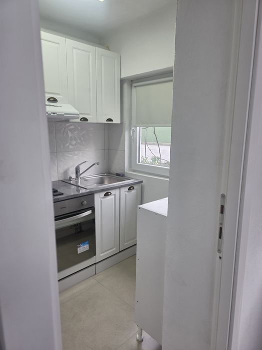 Inchiriez garsoniera parter la curte