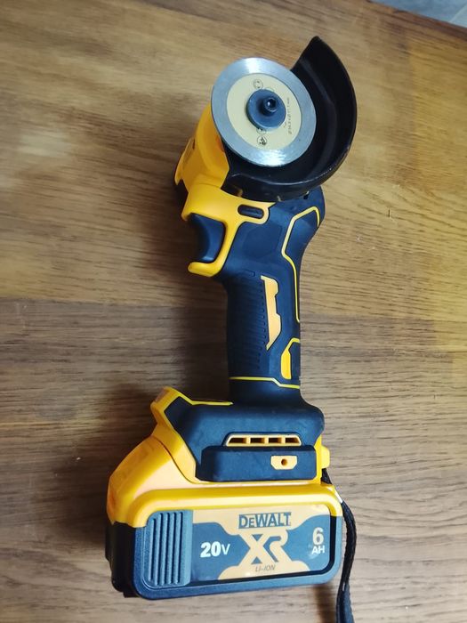 Mini flex dewalt cu o baterie de 6a