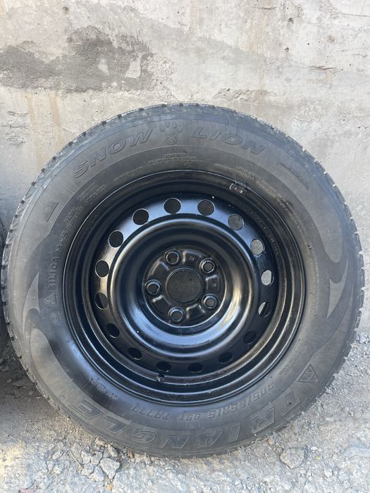 Шины с дисками и колпаками