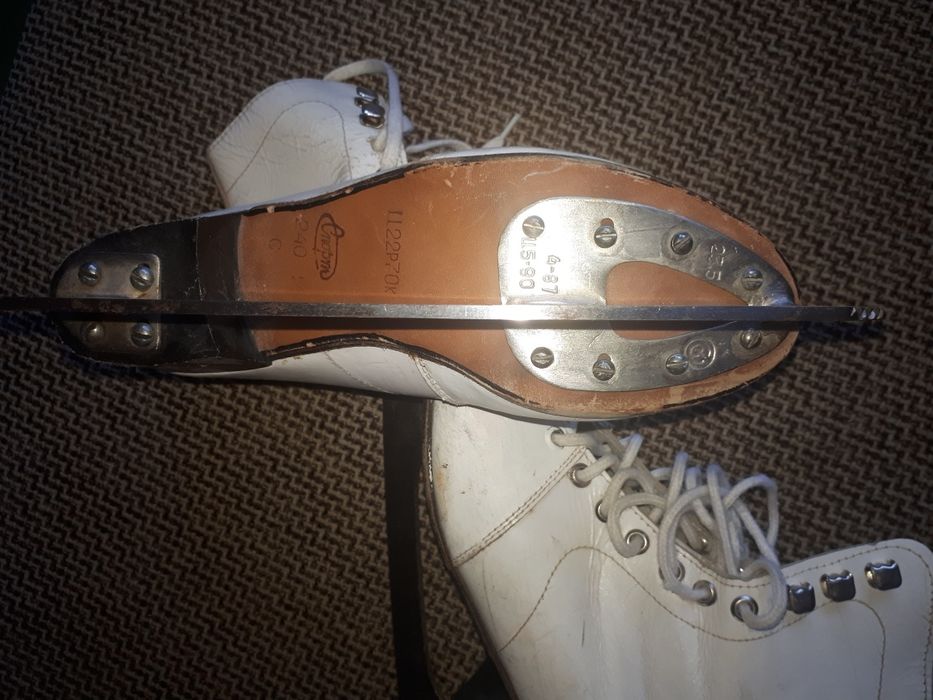 Продам женские коньки