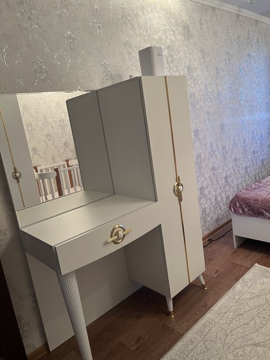 Комод с зеркалом