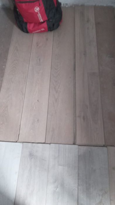 Терезе есік полға ламинадтар бар