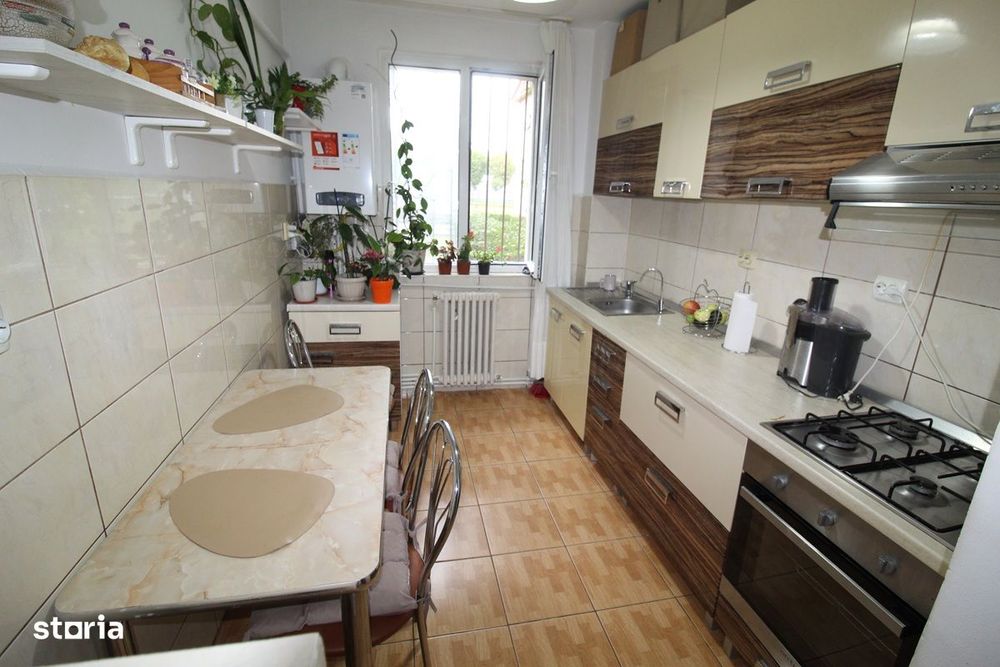 Vând apartament 2 camere în Hunedoara, Dunărea-Str. Cerbului, parter..