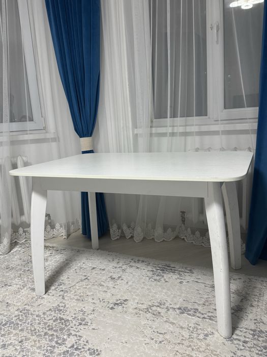 Продам стол белого цвета
